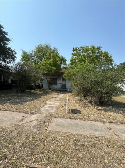 628 W Market St, Sinton, TX 78387