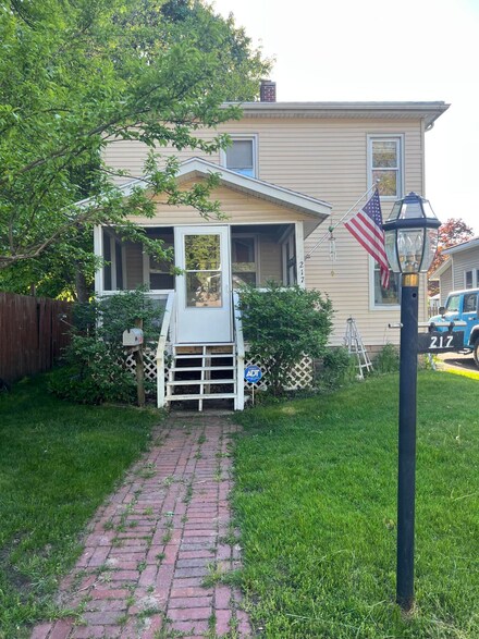 217 S Smith St, Greenville, MI 48838