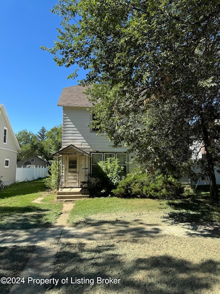 119 7th Ave W, Dickinson, ND 58601