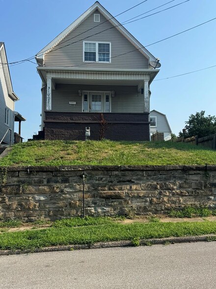 310 10th St, Moundsville, WV 26041