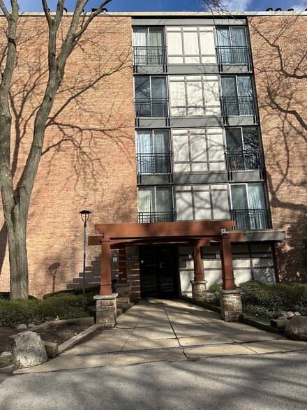 5800 Oakwood Dr Unit 4J, Lisle, IL 60532