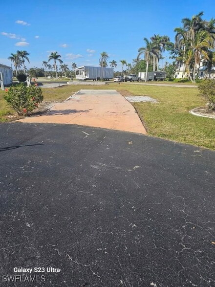 119 Ash Ln, Iona, FL 33908
