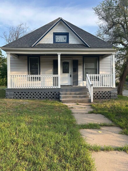 601 E Avenue B, Hutchinson, KS 67501