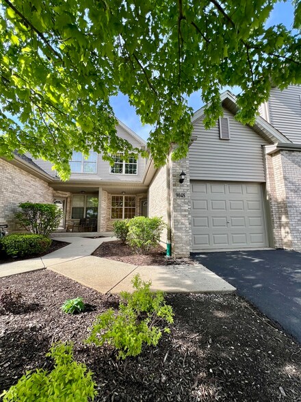 9048 Mansfield Dr, Tinley Park, IL 60487