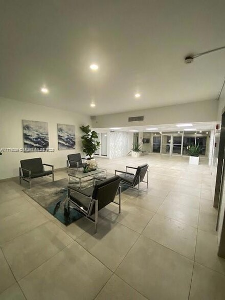 401 Golden Isles Dr Unit 712, Hallandale Beach, FL 33009