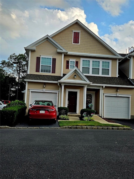 124 Wildwood Cir, Holtsville, NY 11742