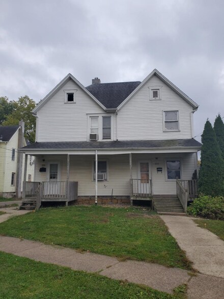 229 W Broadway St, Freeport, IL 61032