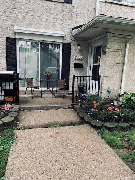 8522 Hampshire Dr, Sterling Heights, MI 48313