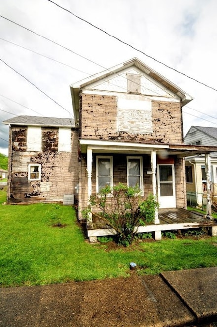 105 Cleveland St, Roscoe, PA 15477