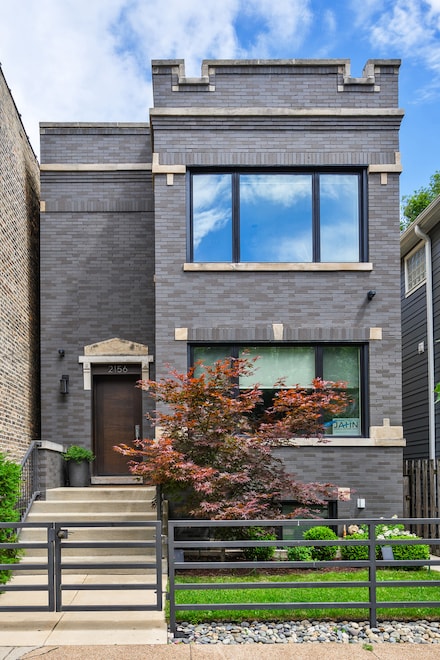 2156 W Barry Ave, Chicago, IL 60618