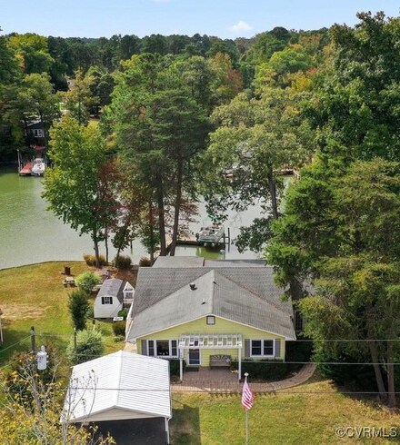 1082 S Glebe Rd, Montross, VA 22520