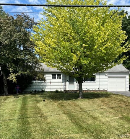 8 Richlee Dr, Camillus, NY 13031