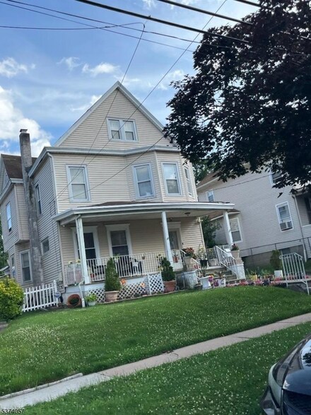 31 Demott Ave, Clifton, NJ 07011