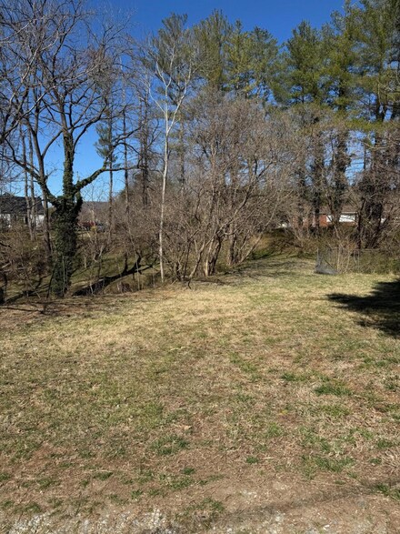 808 S Main St, Rocky Mount, VA 24151