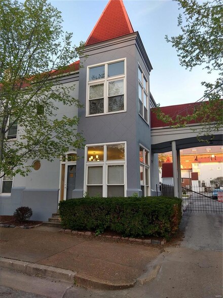 1218 Hadley St, Saint Louis, MO 63106