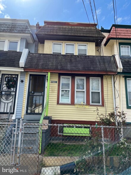 3294 Rowe St, Camden, NJ 08105
