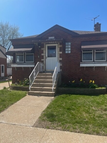 4012 Elmwood Ave, Berwyn, IL 60402