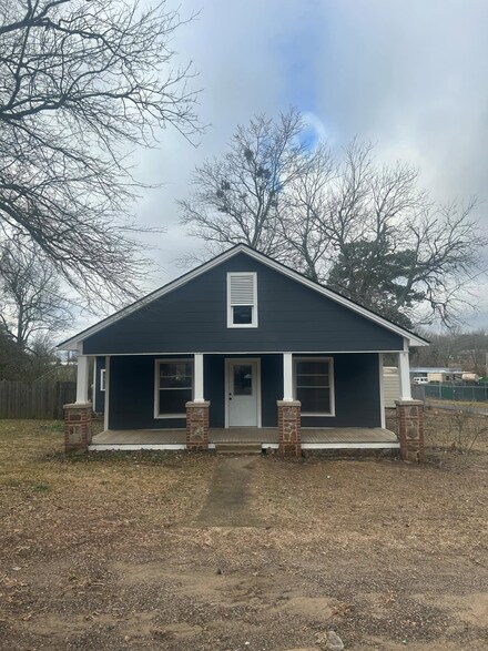 1001 9th St, Mena, AR 71953