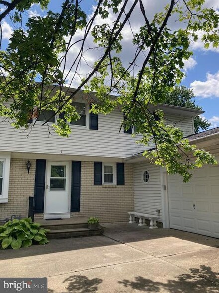 7 Roanoke Rd, Cherry Hill, NJ 08003