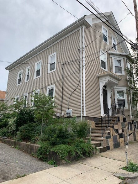 27 Amy St, Providence, RI 02906