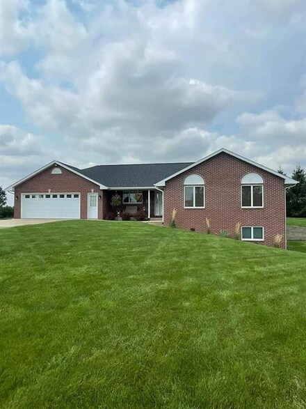 7809 Raphael Dr, Dubuque, IA 52003
