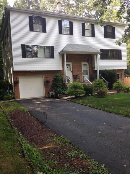 4 Dortmunder Dr, Manalapan, NJ 07726