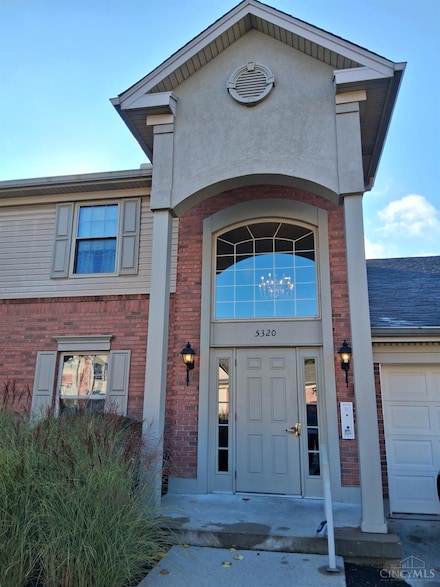 5320 Meadow Walk Ln, Cincinnati, OH 45247