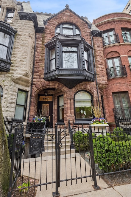 1242 N Astor St, Chicago, IL 60610