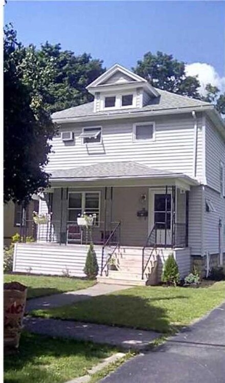 31 Elm St, Le Roy, NY 14482