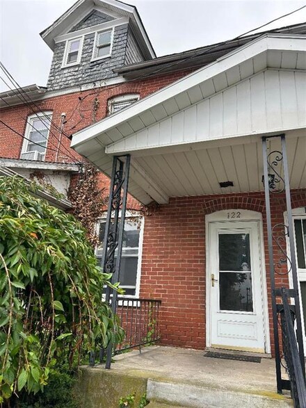 122 S Spruce St, Nazareth, PA 18064