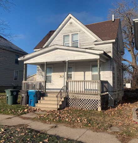 320 W 9th St, Waterloo, IA 50702