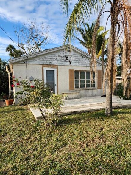 190 Meredith Dr, Englewood, FL 34223