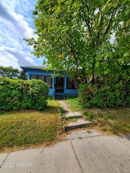 815 N Main St, Crookston, MN 56716