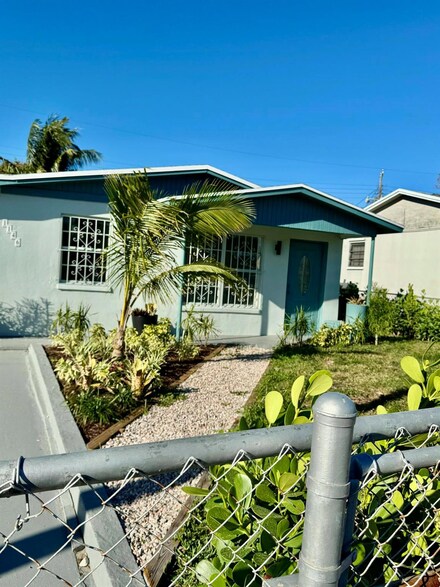 1146 W 24th St, Riviera Beach, FL 33404