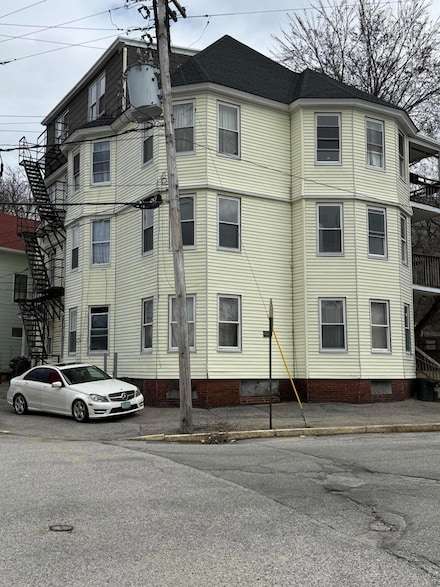 54 Blake St, Lewiston, ME 04240