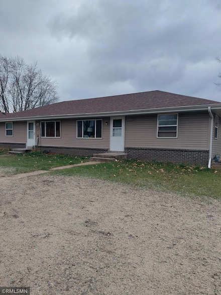 307 4th St NW, Braham, MN 55006