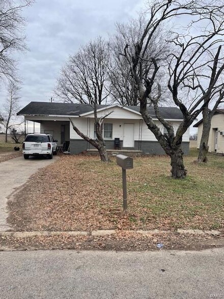 613 Vaughn Ave, Sikeston, MO 63801
