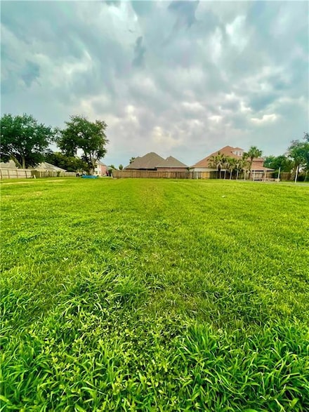 18 E Queens Ct, Chalmette, LA 70043