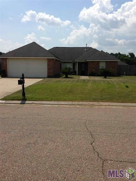 5247 Seneca Dr, Darrow, LA 70725