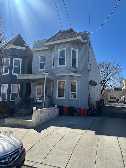 319 21st St, Union City, NJ 07087