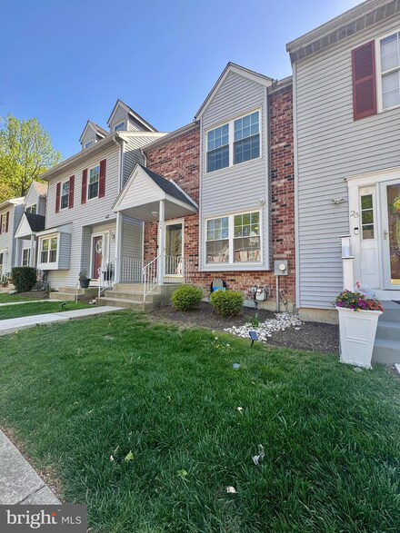 24 Dana Ct Unit 4, Upper Chichester, PA 19014