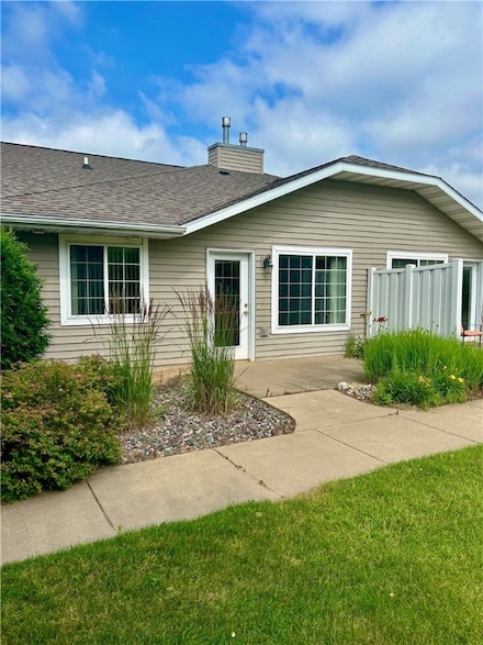 3317 S Robin Meadows Ln, Eau Claire, WI 54701