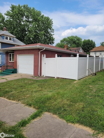 808 N 9th St, Burlington, IA 52601
