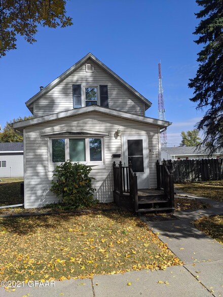 924 N 5th St, Grand Forks, ND 58203