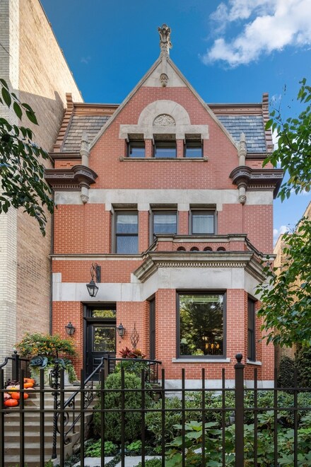 2825 N Cambridge Ave, Chicago, IL 60657