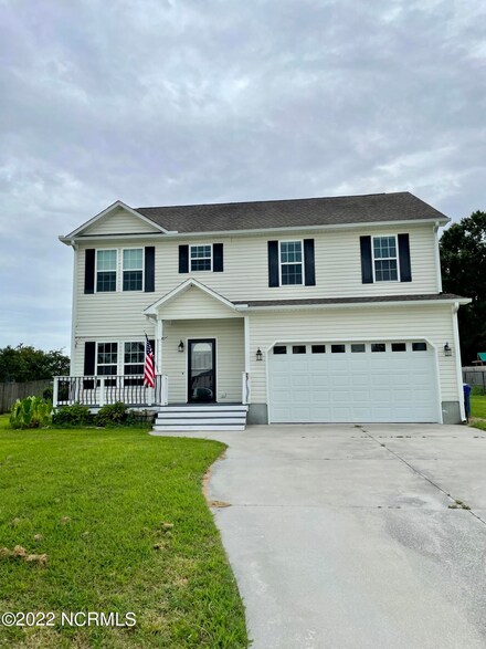 109 Amberwine Cir, Richlands, NC 28574