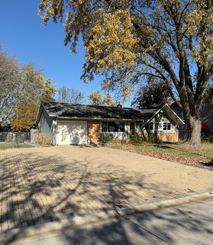 655 W Comstock Ave, Elmhurst, IL 60126