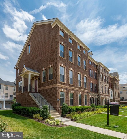 22661 Naugatuck Square, Ashburn, VA 20148