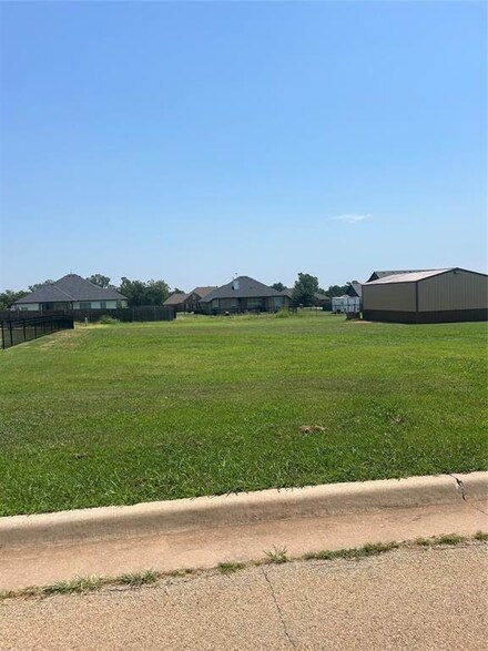 1916 Pinehurst Dr, Perry, OK 73077