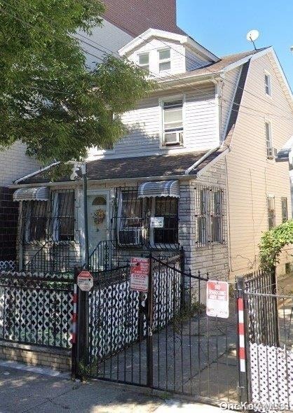 100-15 40th Rd, Flushing, NY 11368